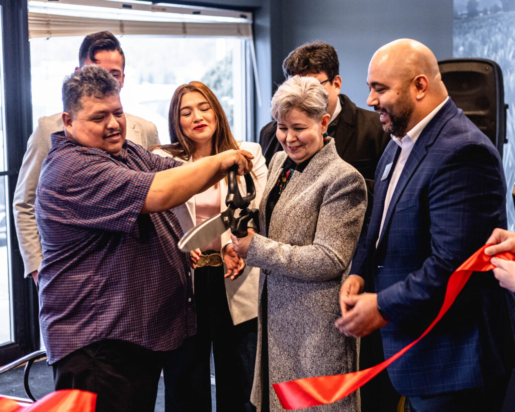 El Globo Ribbon Cutting